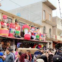 Fachada decorada con muñecos navideños